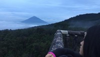 Menikmati suasana pagi dari atas Menara Pandang. Foto oleh Nasrullah.