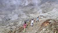 Jalur pendakian melewati kawah. Asap yang mengepul dan pemandangan yang menakjubkan membuat pengunjung betah. Foto oleh Nasrullah