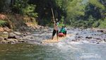 Serunya Menjelajah Kampung Suku Dayak Naik Rakit Bambu