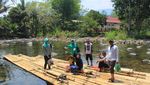 Serunya Menjelajah Kampung Suku Dayak Naik Rakit Bambu