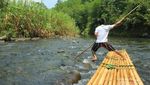 Serunya Menjelajah Kampung Suku Dayak Naik Rakit Bambu