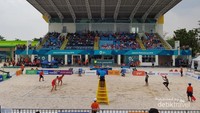 Pasangan atlet bola voli pantai putra Indonesia vs China.