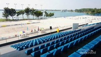 Posisi venue voli pantai tepat di tepi danau.