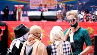 Saya dan teman-teman saat mewawancarai Alicia.