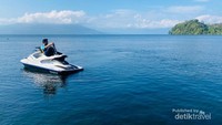 Salah seorang teman sedang menjajal jet ski di Danau Ranau.