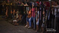Antusiasme warga menyaksikan perhelatan ini.