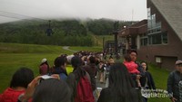 Antrian Traveler yang mengular sejak pkl. 04.30 pagi untuk menaiki Gondola.