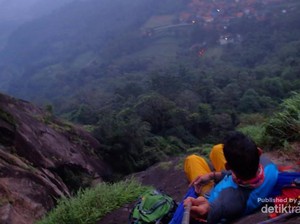 Serunya Portaledge, Tidur dan Gelantungan di Sisi Tebing