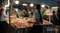 Salah satu pedagang aneka barbeque yang mulai dikerumuni pelanggan.