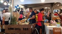 Semakin malam semakin sesak pengunjung di bazaar central Plaza Udon Thani