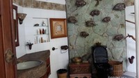 Ssalah satu kamar mandi di Rumah Keramik