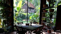 Restoran dengan pemandangan hijau dedaunan