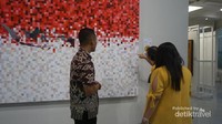 Pemandu yang ada di museum siap menjawab pertanyaan pengunjung,