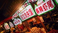 Deretan street food yang dijual di area shopping street. Hmmmm, semuanya halal !
