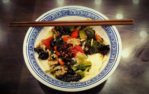 Slurpp. Inilah Mie Biang-Biang khas Shaanxi China yang terkenal. Kombinasi sayuran, daging dan  jamur dengan aneka warna menggugah selera!