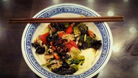 Slurpp. Inilah Mie Biang-Biang khas Shaanxi China yang terkenal. Kombinasi sayuran, daging dan  jamur dengan aneka warna menggugah selera!
