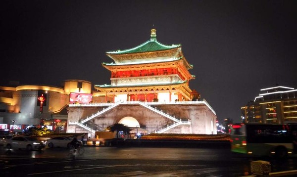 Bangunan Drum Tower yang berada di tengah kota Xian pada malam hari bercahaya sungguh menarik