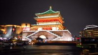 Bangunan Drum Tower yang berada di tengah kota Xian pada malam hari bercahaya sungguh menarik