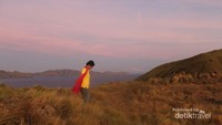 Saat matahari perlahan mulai menerangi, keindahan pulau ini semakin nampak