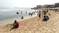 Wisatawan memadati bibir Pantai Indrayanti.