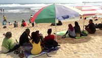 Berteduh dibawah terik matahari siang.