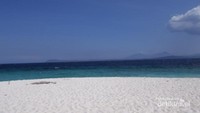 Pasir putih di pulau tak berpenghuni