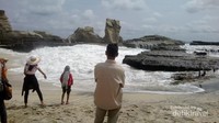 Pengunjung di Pantai Klayar
