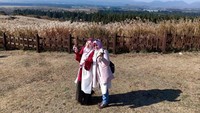 Mengabadikan gambar berlatar belakang alang-alang dan gunung Halla