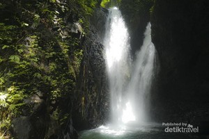 Si Kembar Cantik dari Desa Gitgit, Bali