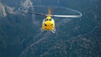 Helikopter Belt Puma sebelum mendarat di helipad 66 setelah melintas Carstenz Pyramid