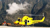 si kuning sedang singgah mengisi bahan bakar di helipad 66 Tembagapura