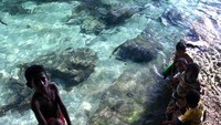 Anak-anak Pantai Pasir Putih yang menemani kami bermain (dok. Kusumorini Susanto/ACI)