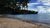 Pantai Pasir Putih di Fakfak merupakan pantai wisata yang bersih (dok. Kusumorini Susanto/ACI)