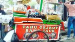 Siang-siang di Jakarta, Enaknya Wisata Kuliner Tahu Gejrot Kebayoran Lama