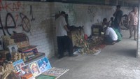 Pedagang kaki lima di sepanjang Jalan Pintu Besar Sel