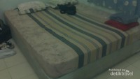 Tempat tidur hotel dengan spring-bed