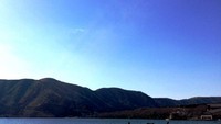 Gunung dan bukit yang mengelilingi danau