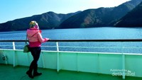 Menikmati keindahan Danau Ashi dari atas kapal