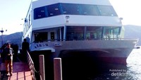 Kapal ini akan mengantar kamu berkeliling danau