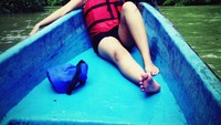 menikmati pemandangan di atas kapal