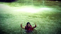 terjun merasakan sejuknya air di Green Canyon