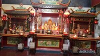 Altar para dewa yang terdapat di dalam klenteng