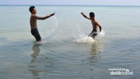 Bermain di pantai