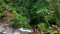 Jalur melalui tebing yang curam