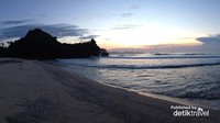 Pasir pantai yang berwarna putih mendambah keindahan