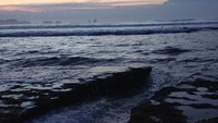 Batu karang yang menghiasi bibir pantai Goa Cina