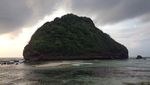 Siapa Sangka, Pantai Goa Cina di Malang Punya Sunrise Secantik Ini