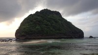 Pulau karang akan terhubung dengan pantai jika air surut