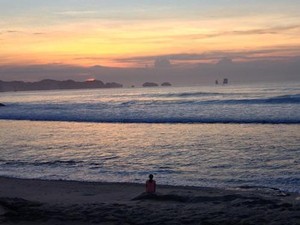 Siapa Sangka, Pantai Goa Cina di Malang Punya Sunrise Secantik Ini