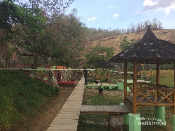 Gubuk tempat bersantai dan istirahat di pinggir telaga